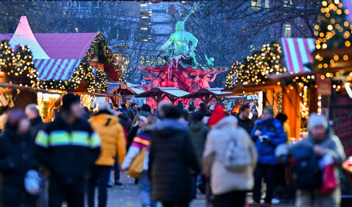 Besucher auf einem Weihnachtsmarkt in Berlin Die meisten Berliner Weihnachtsmärkte öffneten am Montag. (Archivbild)