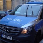 Falsche Terrorwarnung gegen Schulen – Nachricht auf Russisch Ein Polizeiauto steht nach vermeintlichen Anschlagsandrohungen vor einer Berliner Schule.