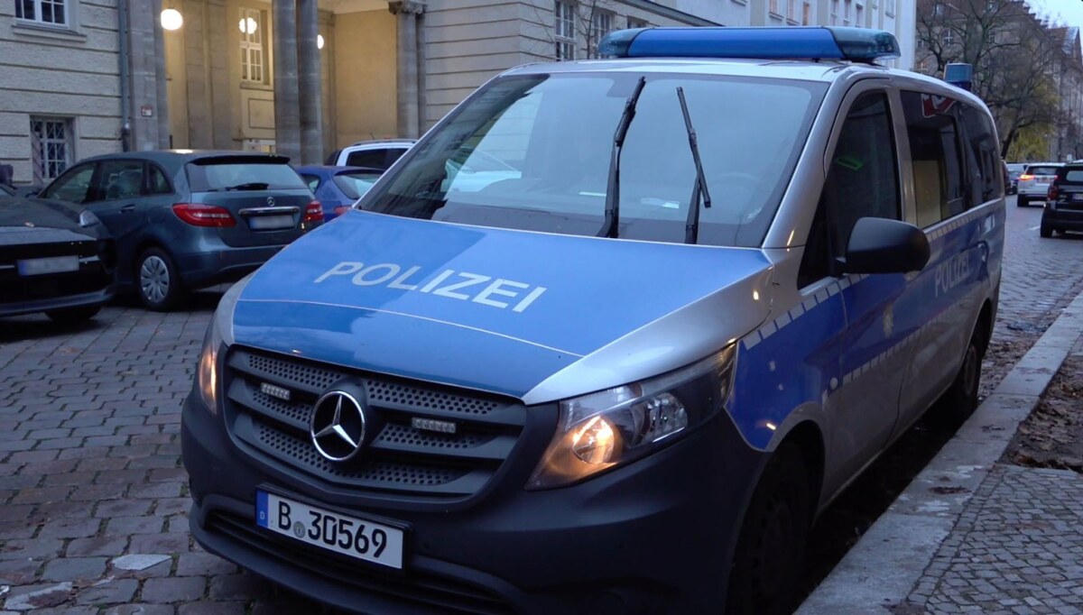 Anschlagsdrohung gegen Berliner Schulen Ein Polizeiauto steht nach vermeintlichen Anschlagsandrohungen vor einer Berliner Schule.