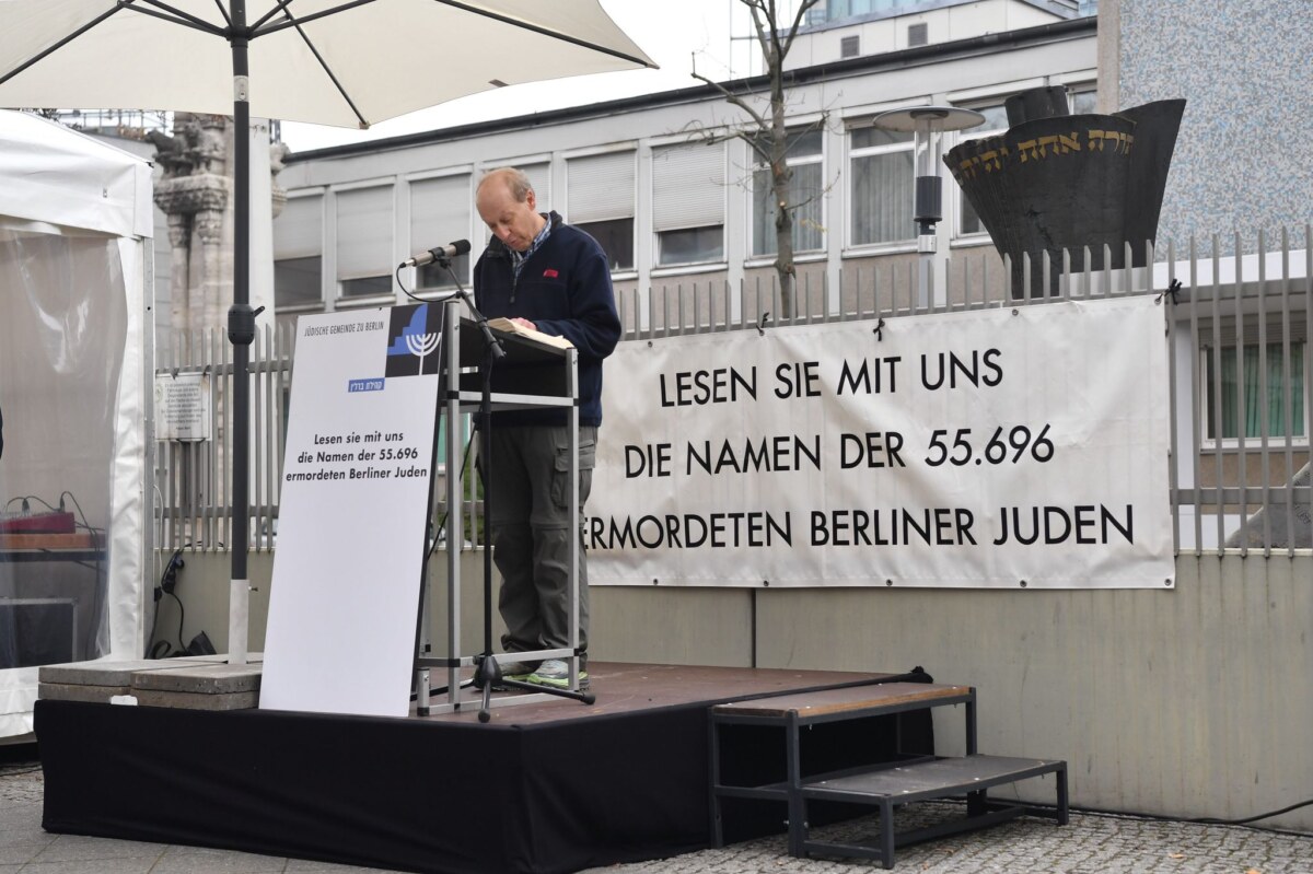 Gedenkveranstaltung für die Opfer der Novemberpogrome In Berlin werden die Namen ermordeter Juden vorgelesen.