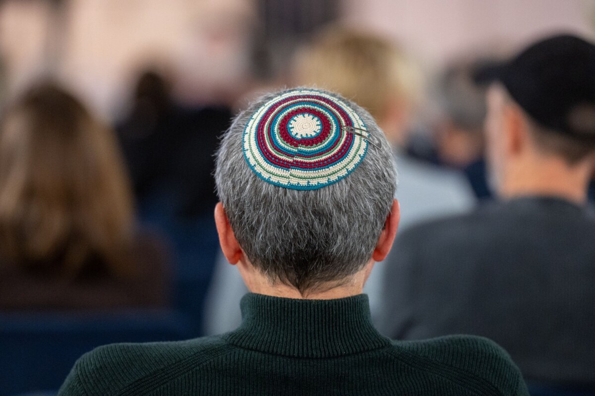 Mann mit Kippa Wer in Berlin Kippa trägt, ist bisweilen nicht sicher vor Anfeindungen. (Symbolbild)