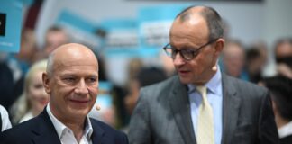 Berlins Regierender Bürgermeister Kai Wegner empfängt Bundeskanzler Friedrich Merz (beide CDU) bei sich im Roten Rathaus. (Archivfoto) 
