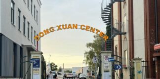 Drei Schwerverletzte nach Attacke an asiatischem Großmarkt Das Dong Xuan Center besteht aus mehreren großen Hallen mit insgesamt rund 350 Geschäften, die vor allem von Vietnamesen betrieben werden. (Symbolbild)