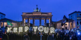 Demonstranten der Klimabewegung Fridays for Future zur Weltklimakonferenz COP30 am Brandenburger Tor. 