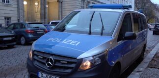 Anschlagsdrohung gegen Berliner Schulen – Eltern in Sorge Ein Polizeiauto steht nach vermeintlichen Anschlagsandrohungen vor einer Berliner Schule.