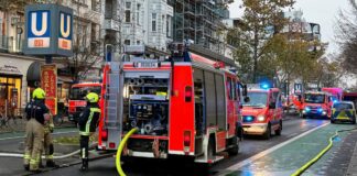 Einsatzkräfte gingen mit Atemschutzgeräten in die U-Bahn-Station, um den Brand zu löschen.