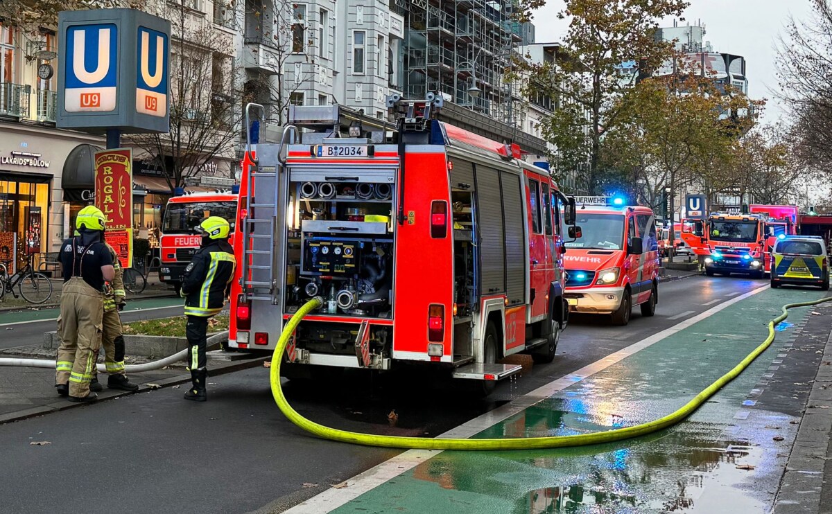 Brand am U-Bahnhof Schloßstraße gelöscht Einsatzkräfte gingen mit Atemschutzgeräten in die U-Bahn-Station, um den Brand zu löschen.