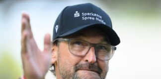 Trainer Claus-Dieter Wollitz verliert mit Cottbus in München. (Archiv)