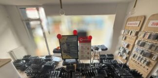 Razzia gegen Cyberbetrug – Maschine für Massen-SMS entdeckt Die Berliner Polizei beschlagnahmte Computer und Technik zum Abschicken von Massen-SMS.