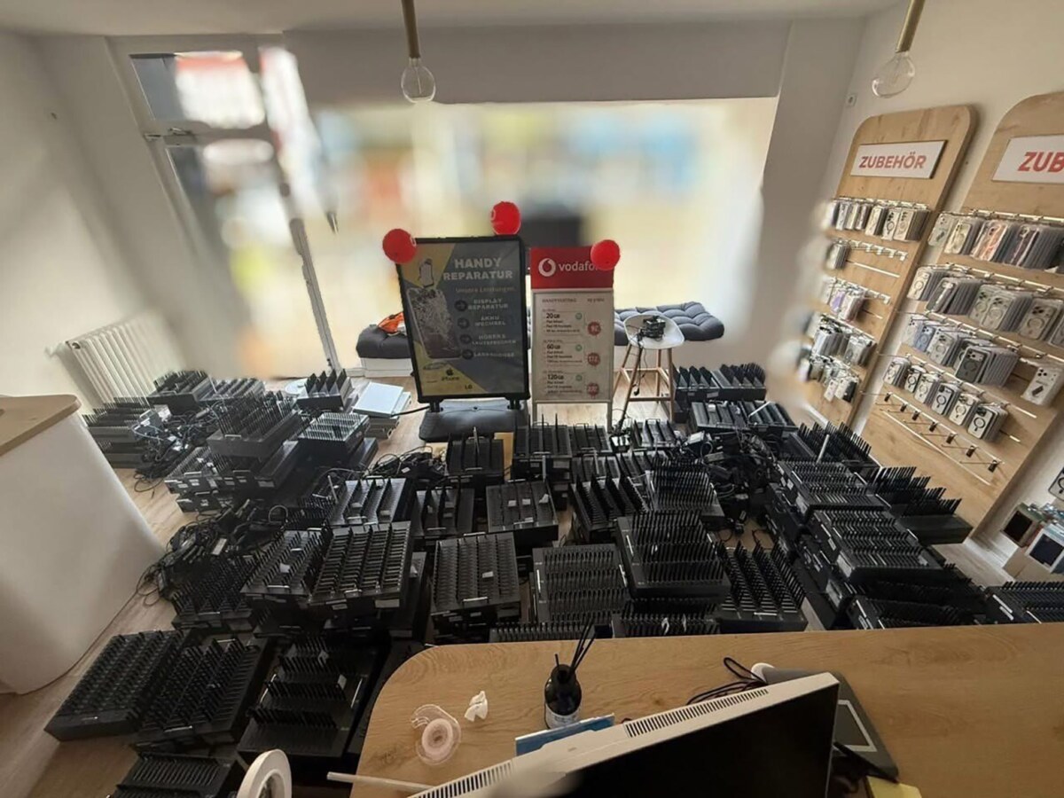 Razzia gegen Cyberbetrug in Berlin Die Berliner Polizei beschlagnahmte Computer und Technik zum Abschicken von Massen-SMS.