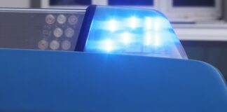 In Leipzig ist ein verurteilter Straftäter aus dem Maßregelvollzug geflohen. Nun bittet die Polizei die Öffentlichkeit um Hinweise auf den Mann. (Symbolbild)