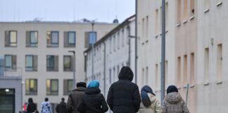 In Brandenburg gibt es zahlreiche Angriffe auf Geflüchtete und ihre Unterkünfte. (Symbolbild)