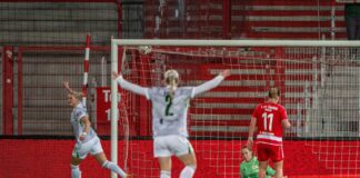 Wolfsburgs Alexandra Popp (l.) erzielt das Tor zum 2:1 bei den Berlinerinnen.
