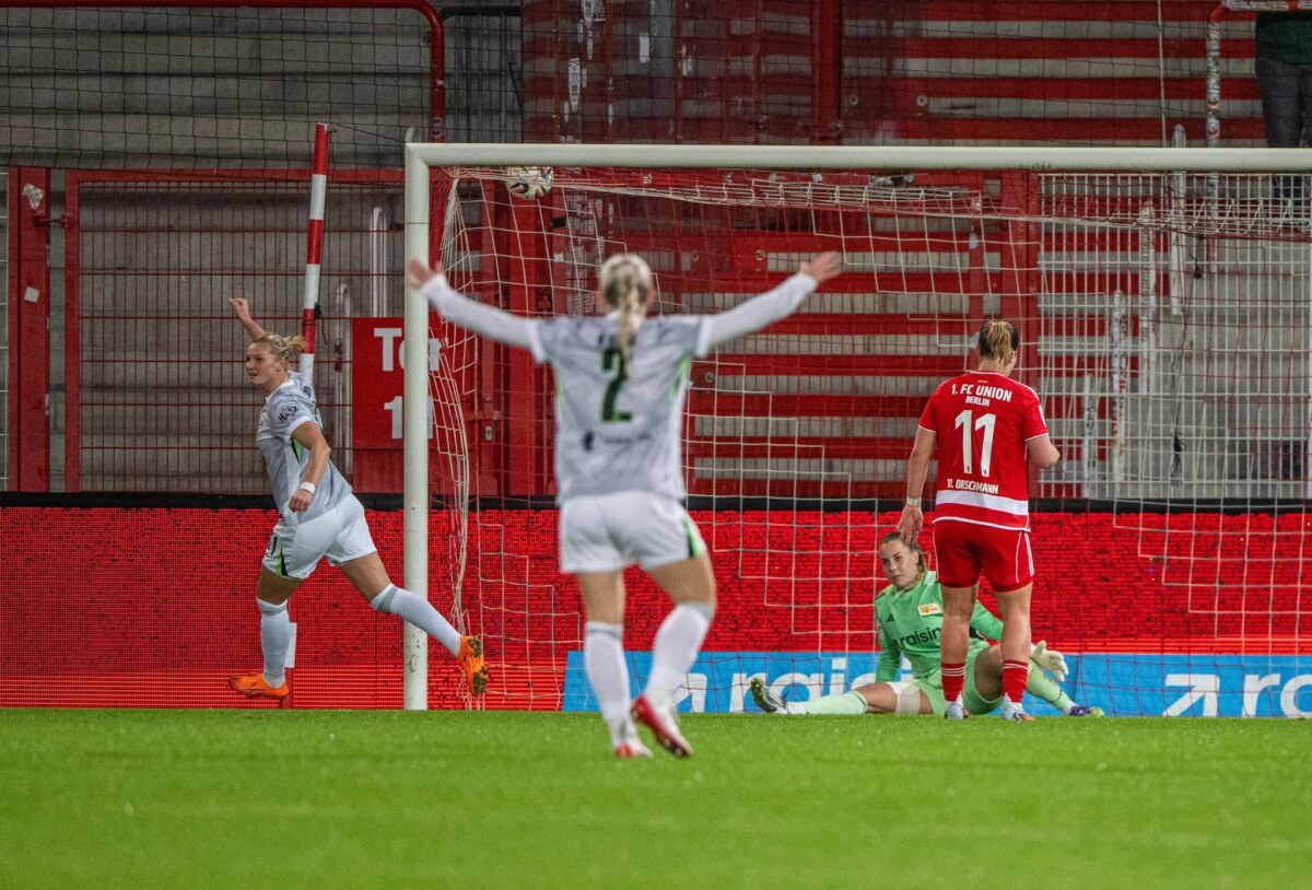 1. FC Union Berlin - VfL Wolfsburg Wolfsburgs Alexandra Popp (l.) erzielt das Tor zum 2:1 bei den Berlinerinnen.