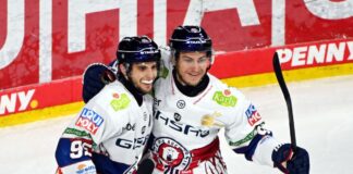 Angreifer Frederik Tiffels (l.) traf zum 4:1 der Eisbären Berlin bei den Grizzlys Wolfsburg.