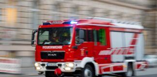 Brand in Mehrfamilienhaus – fünf Verletzte in Schwedt/Oder Feuerwehreinsatz in der Rosa-Luxemburg-Straße in Schwedt/Oder – fünf Leichtverletzte nach Wohnungsbrand. (Symbolbild)