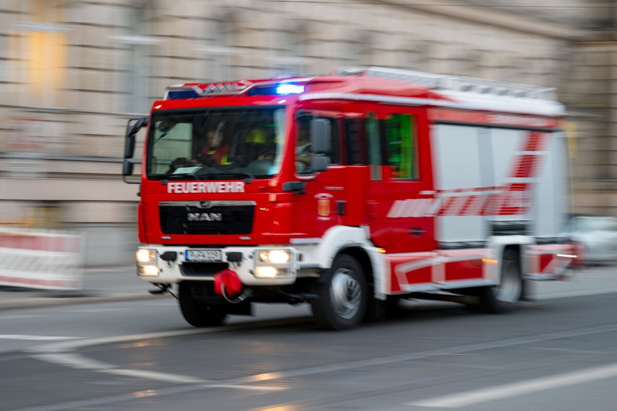 Feuerwehr im Einsatz Feuerwehreinsatz in der Rosa-Luxemburg-Straße in Schwedt/Oder – fünf Leichtverletzte nach Wohnungsbrand. (Symbolbild)