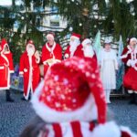 Weihnachtsmänner und Engel für Heiligabend gesucht Auch im letzten Jahr trafen sich Engel und Weihnachtsmänner zur Vollversammlung vor dem Brandenburger Tor. (Archivbild)