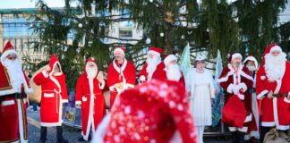 Auch im letzten Jahr trafen sich Engel und Weihnachtsmänner zur Vollversammlung vor dem Brandenburger Tor. (Archivbild)