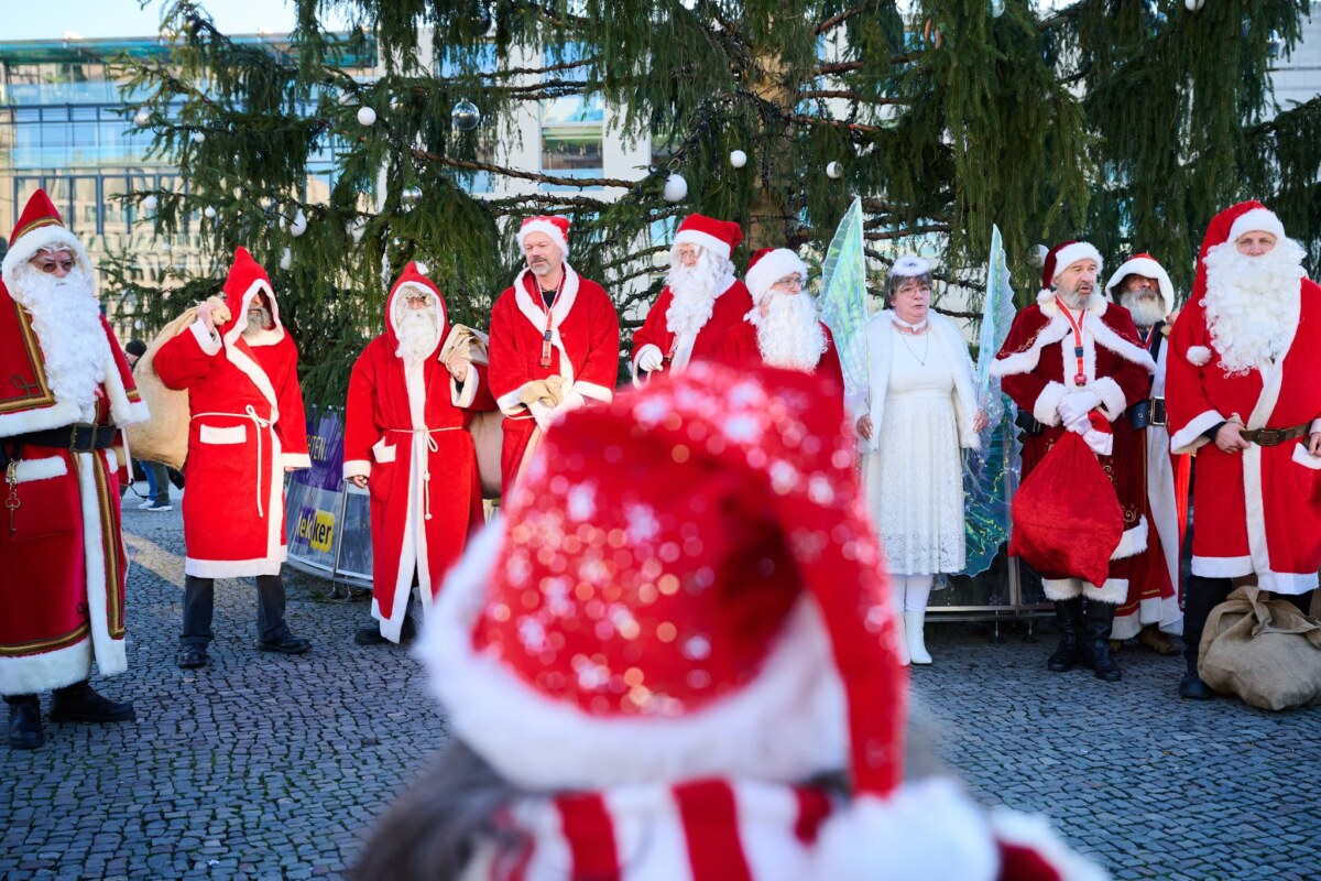 Vollversammlung der Weihnachtsmänner und -engel in Berlin Auch im letzten Jahr trafen sich Engel und Weihnachtsmänner zur Vollversammlung vor dem Brandenburger Tor. (Archivbild)
