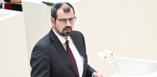 Brandenburgs Bildungsminister Steffen Freiberg (SPD) geht im Landtag auf die Sprachförderung von Kita-Kindern ein.