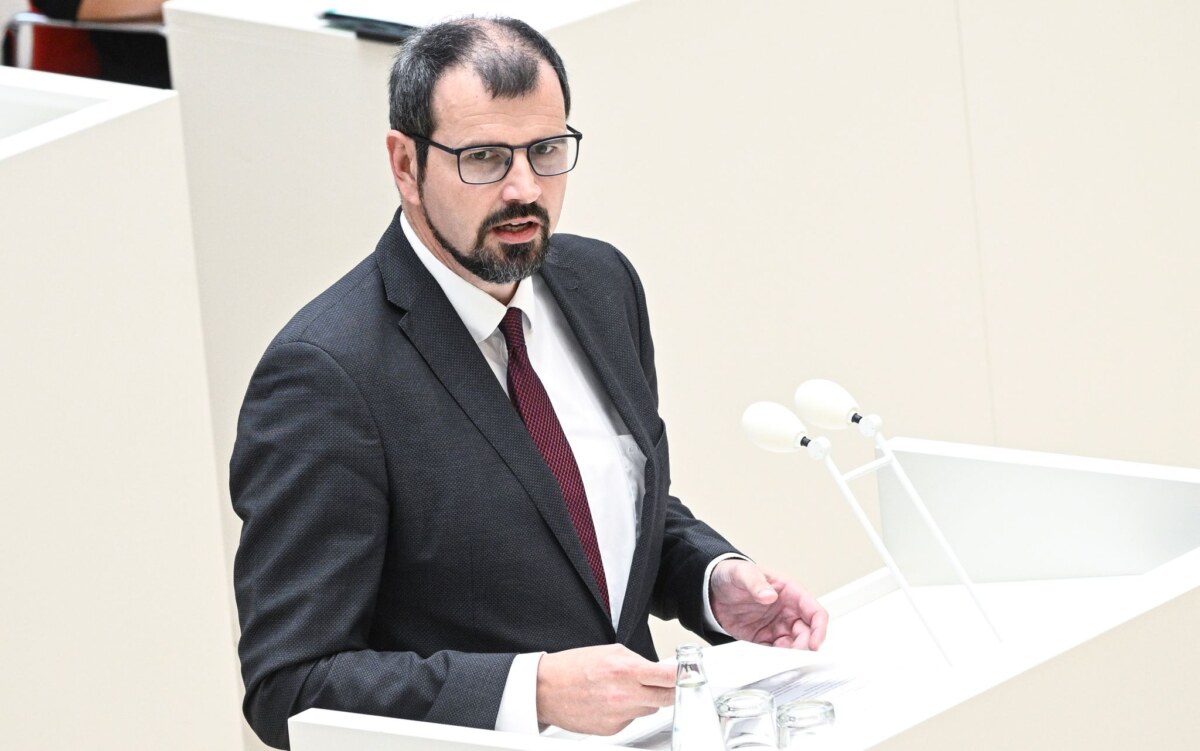 Sitzung Landtag Brandenburg Brandenburgs Bildungsminister Steffen Freiberg (SPD) geht im Landtag auf die Sprachförderung von Kita-Kindern ein.