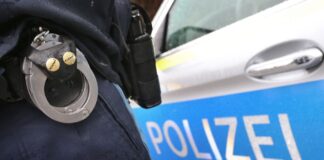 Bei einer Zwangsräumung hat der Mieter plötzlich eine Waffe in der Hand. Die Polizei muss eingreifen. (Symbolbild)