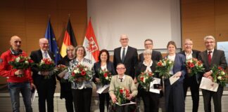 Woidke verleiht elf Verdienstmedaillen – «Halt und Hoffnung» Brandenburgs Ministerpräsident Dietmar Woidke (SPD) hat Verdienstmedaillen an elf Männer und Frauen verliehen (Handout).