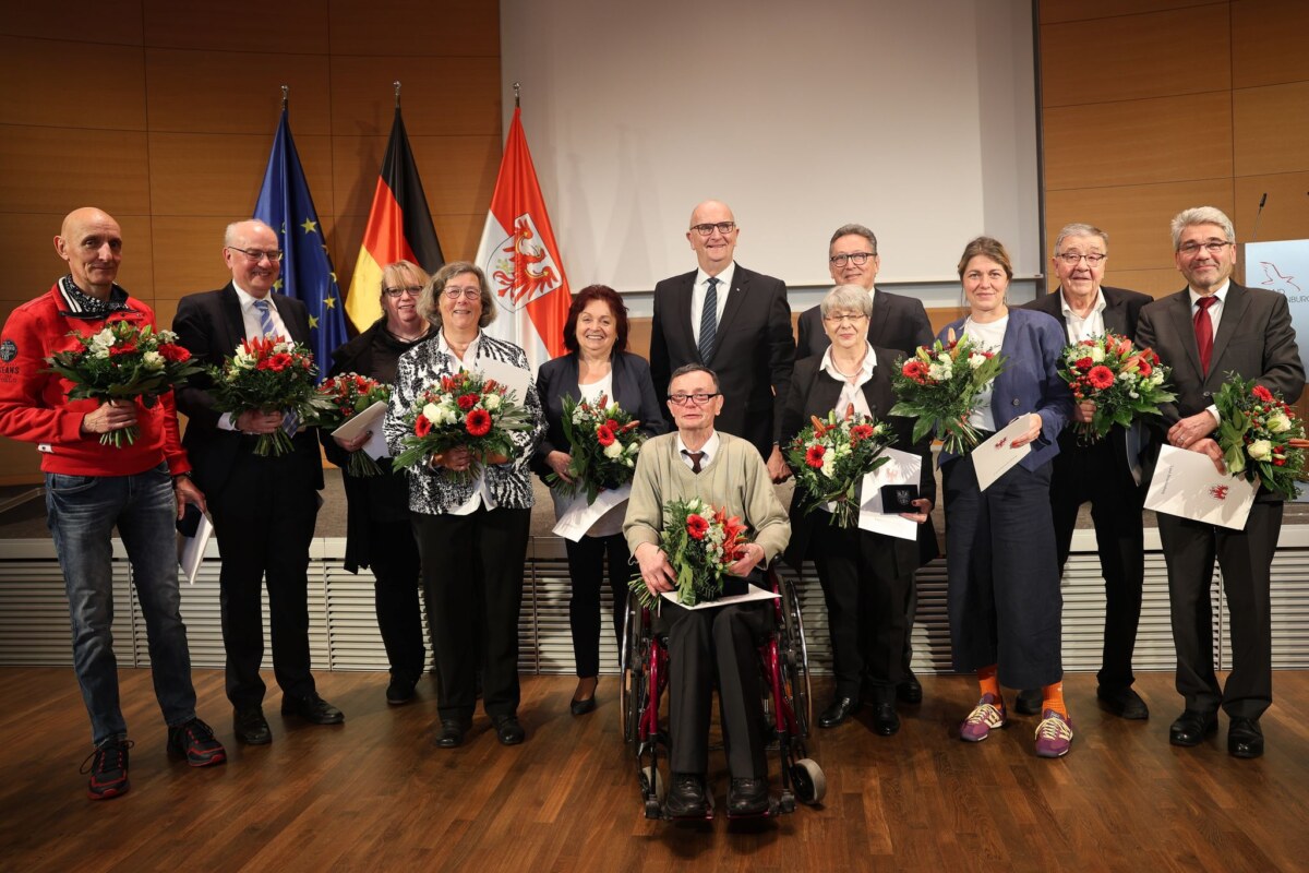 Verleihung der Verdienstmedaille Brandenburg Brandenburgs Ministerpräsident Dietmar Woidke (SPD) hat Verdienstmedaillen an elf Männer und Frauen verliehen (Handout).