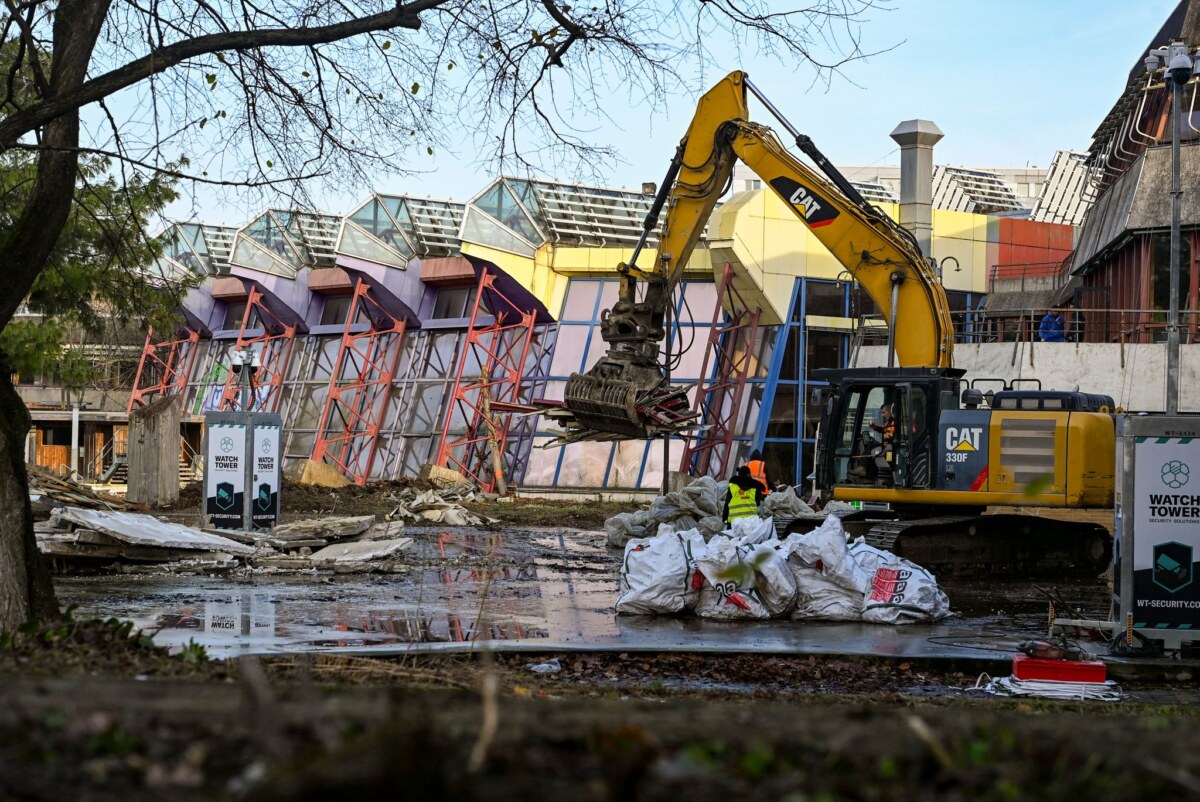 Abrissarbeiten am Sport- und Erholungszentrum (SEZ) Am Sport- und Erholungszentrum (SEZ) in Berlin-Friedrichshain hat ein Bagger mit Abrissarbeiten begonnen.