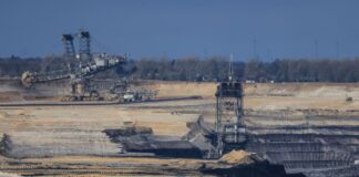 Bagger stehen im Braunkohletagebau Garzweiler. (Archivbild)