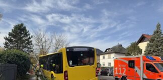 BVG-Bus kommt von Straße ab – Vier Verletzte Drei Verletzte wurden in eine Klinik gebracht.