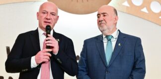 Berlins Regierender Bürgermeister Kai Wegner (CDU), hier mit Israels Botschafter Ron Prosor, will Transparenz bei der Vergabe von Fördermitteln.    