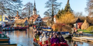 Spreewaldweihnacht lockt mit Märchenscheune und Tradition Vom Hafen von Lübbenau fährt ein Kahn mit Besuchern zum Weihnachtsmarkt in das Spreewalddorf Lehde. (Archivbild)