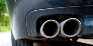 Bauschaum-Attacken: Verdacht auf versuchte Wahlbeeinflussung Nach einer Serienattacke auf Auspuffrohre von Fahrzeugen hat die Staatsanwaltschaft neue Erkenntnisse. (Symbolfoto)