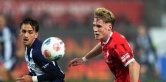 FCK-Heimserie gerissen: Hertha siegt auf dem Betzenberg Kaiserslauterns Mika Haas (r) und Herthas Michal Karbownik im Zweikampf.