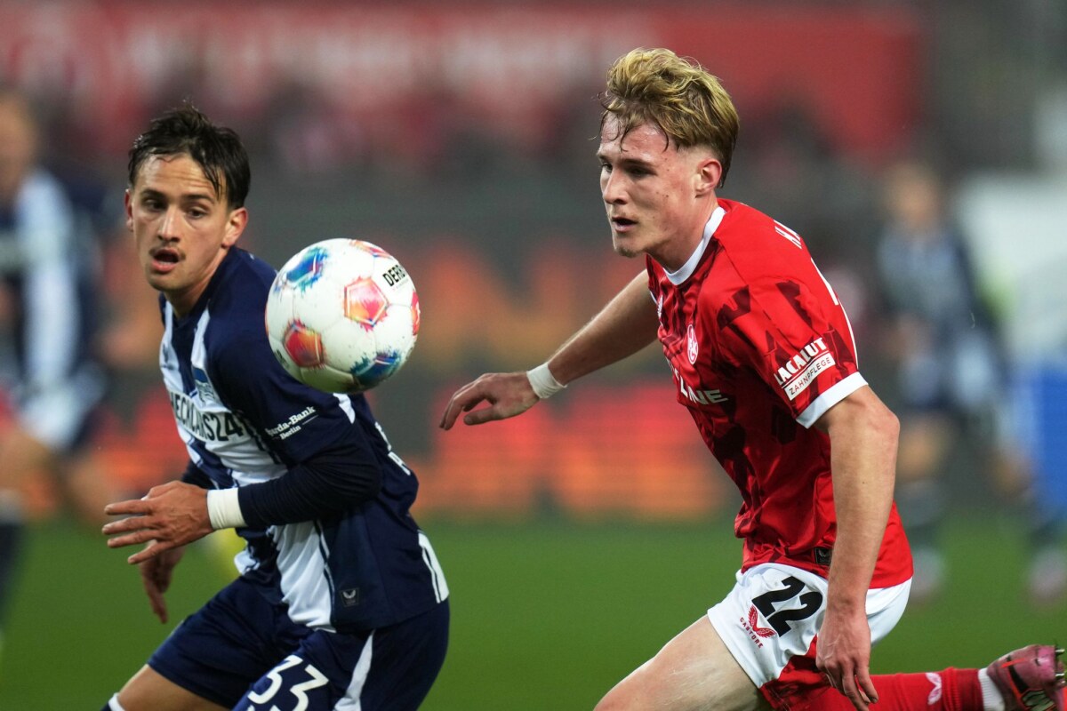 1. FC Kaiserslautern - Hertha BSC Kaiserslauterns Mika Haas (r) und Herthas Michal Karbownik im Zweikampf.