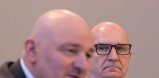 Ein Jahr Koalition in Brandenburg – bisher kein Bilanztermin Brandenburgs Ministerpräsident Dietmar Woidke (SPD) (rechts) und Finanzminister Robert Crumbach (BSW) (links) sind bald ein Jahr in der Koalition. (Archivbild)