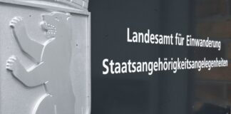 Das Berliner Landesamt für Einwanderung macht nach dpa-Informationen die Einbürgerung eines Mannes rückgängig, der die Terrororganisation Hamas gehuldigt haben soll. (Symbolbild)
