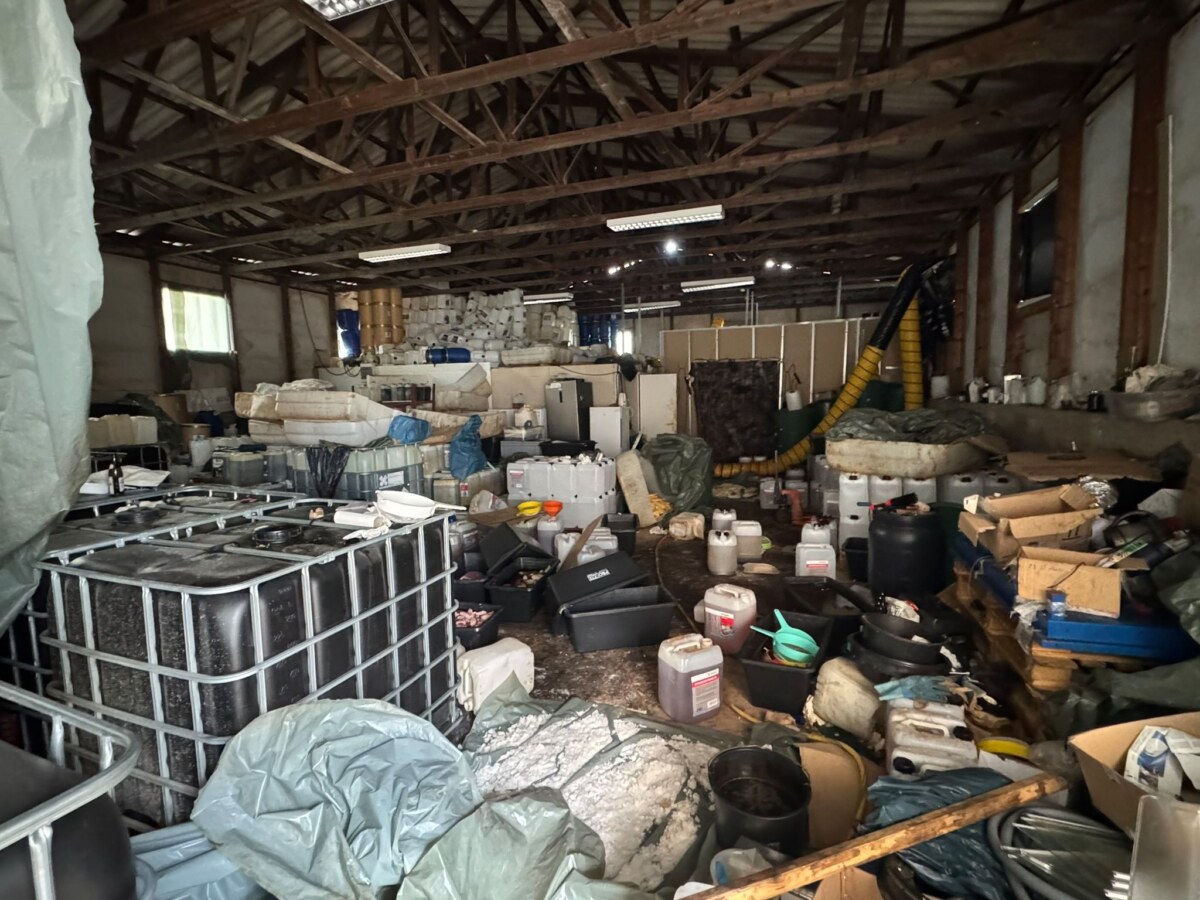 Drogenlabor in Nauen Zollfahndung und Polizei hoben ein großes Drogenlabor in Nauen (Brandenburg) westlich von Berlin aus.