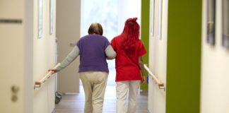 Mehr Geld für Pflegekräfte – Heimkosten dürften steigen Der durchschnittliche Lohn in der Pflege ist zuletzt in Brandenburg gestiegen. (Symbolbild)