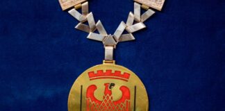 Noosha Aubel trägt als neue Oberbürgermeisterin von Potsdam die traditionsreiche Amtskette.