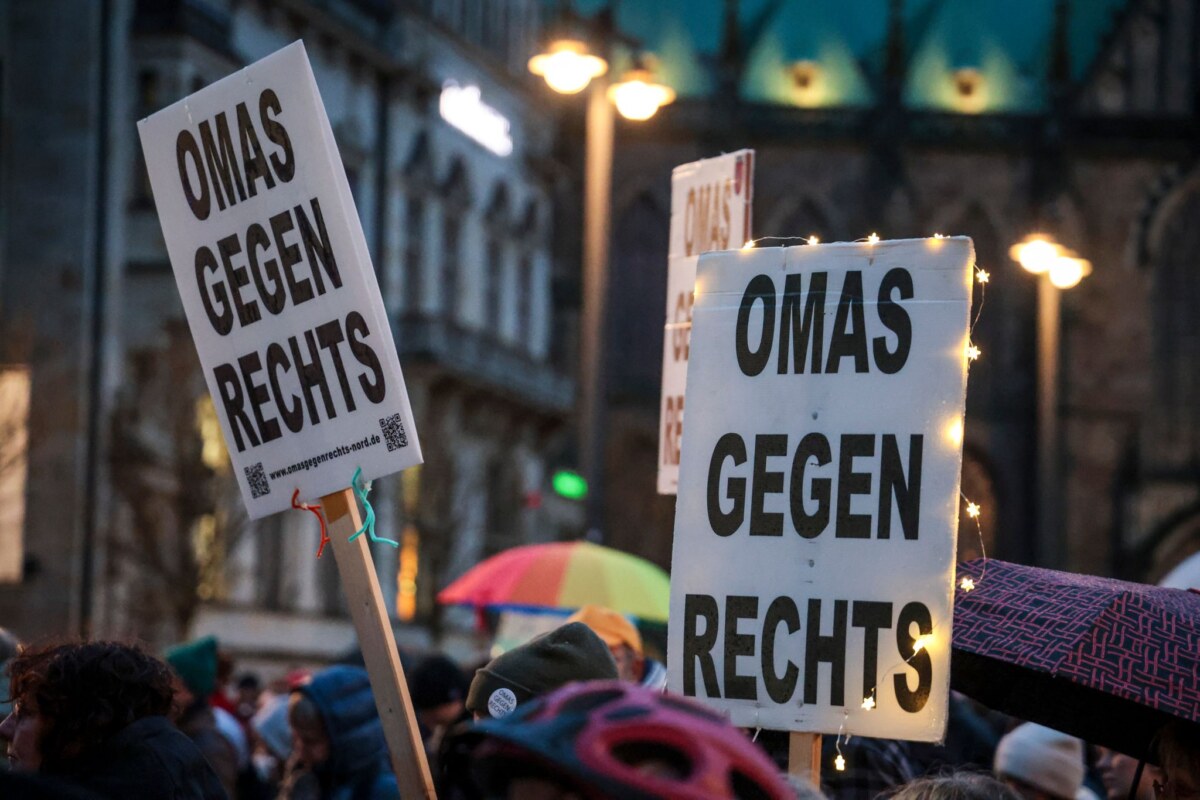 Preis für Omas gegen Rechts Die Initiative Omas gegen Rechts wird gleich in zwei Bundesländern geehrt - gemeinsam mit einem Musikprojekt in Dresden. (Archivbild)