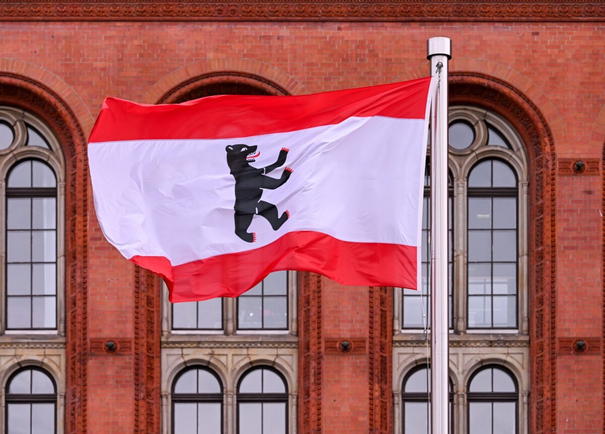 Berliner Flagge Dort wollen alle Spitzenkandidaten hin: Das Rote Rathaus in Berlin-Mitte. (Symbolbild)