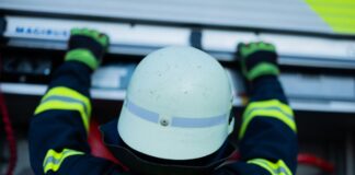 In der brennenden Halle waren Boote gelagert. (Symbolbild)