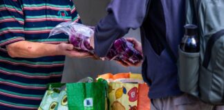 Aktuell suchen nach Angaben der Organisation etwa 1,5 Millionen Menschen regelmäßig die Tafeln auf. (Archivbild)