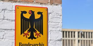 Jährlich stellen immer noch Zehntausende Anträge auf Einsicht von Stasi-Akten. (Symbolbild)