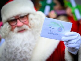 Der Weihnachtsmann kümmert sich in Himmelpfort um die Briefe von Kindern. (Archivbild)