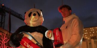 Der Naturschutzorganisation WWF demonstriert vor dem Kanzleramt für mehr Klimaschutz. 