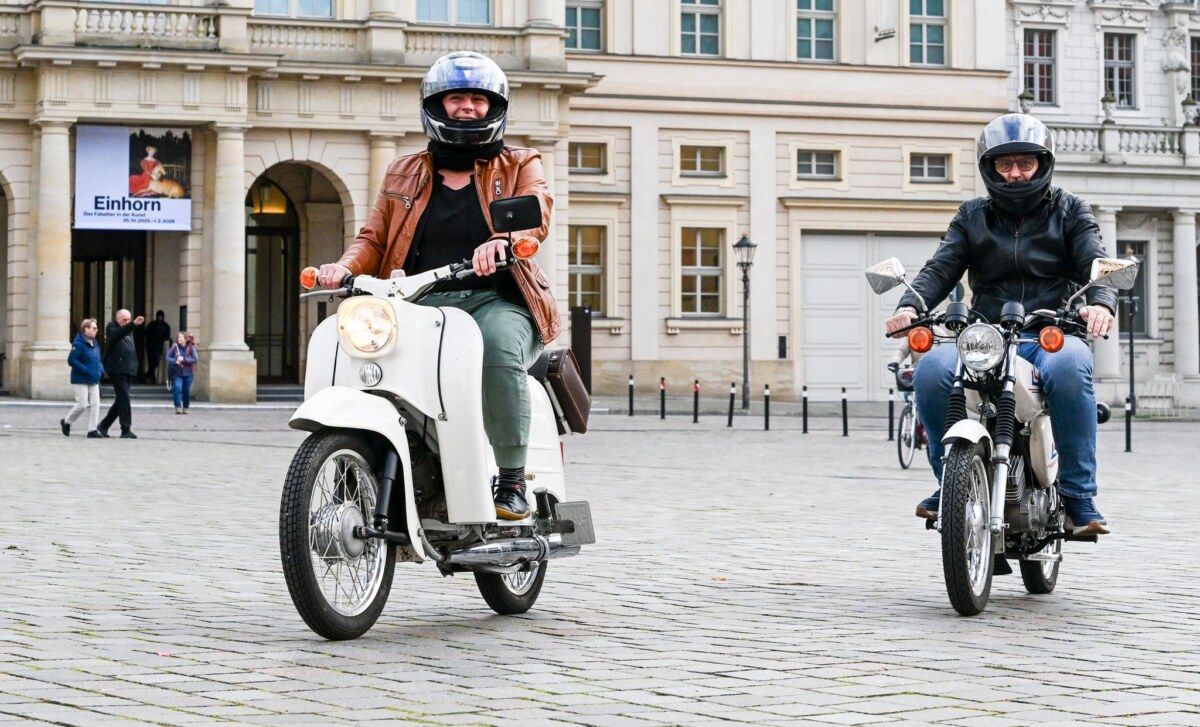 Abgeordnete mit eigenen Simson-Mopeds vor Landtag Die SPD hat mit dem Koalitionspartner BSW und mit der CDU einen gemeinsamen Antrag zur Simson eingebracht. (Archivbild)